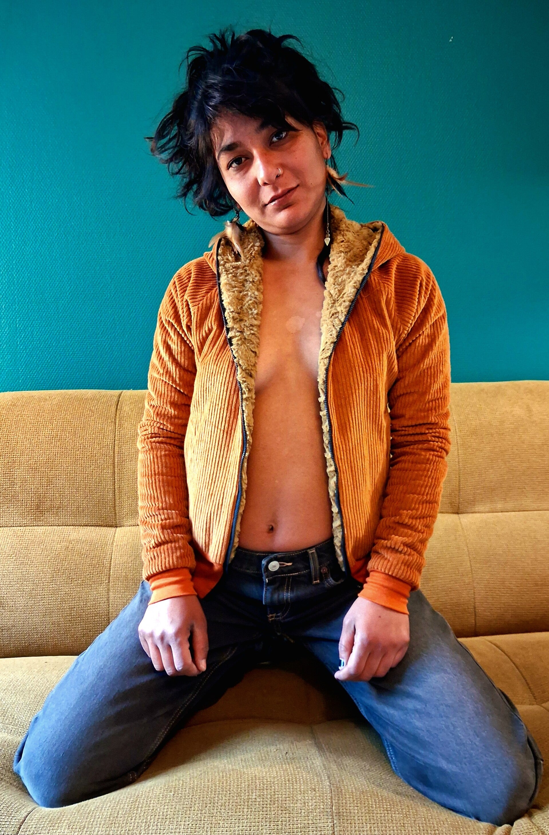 Blouson à capuche velours côtelé. Possibilité de commande en sur-mesure