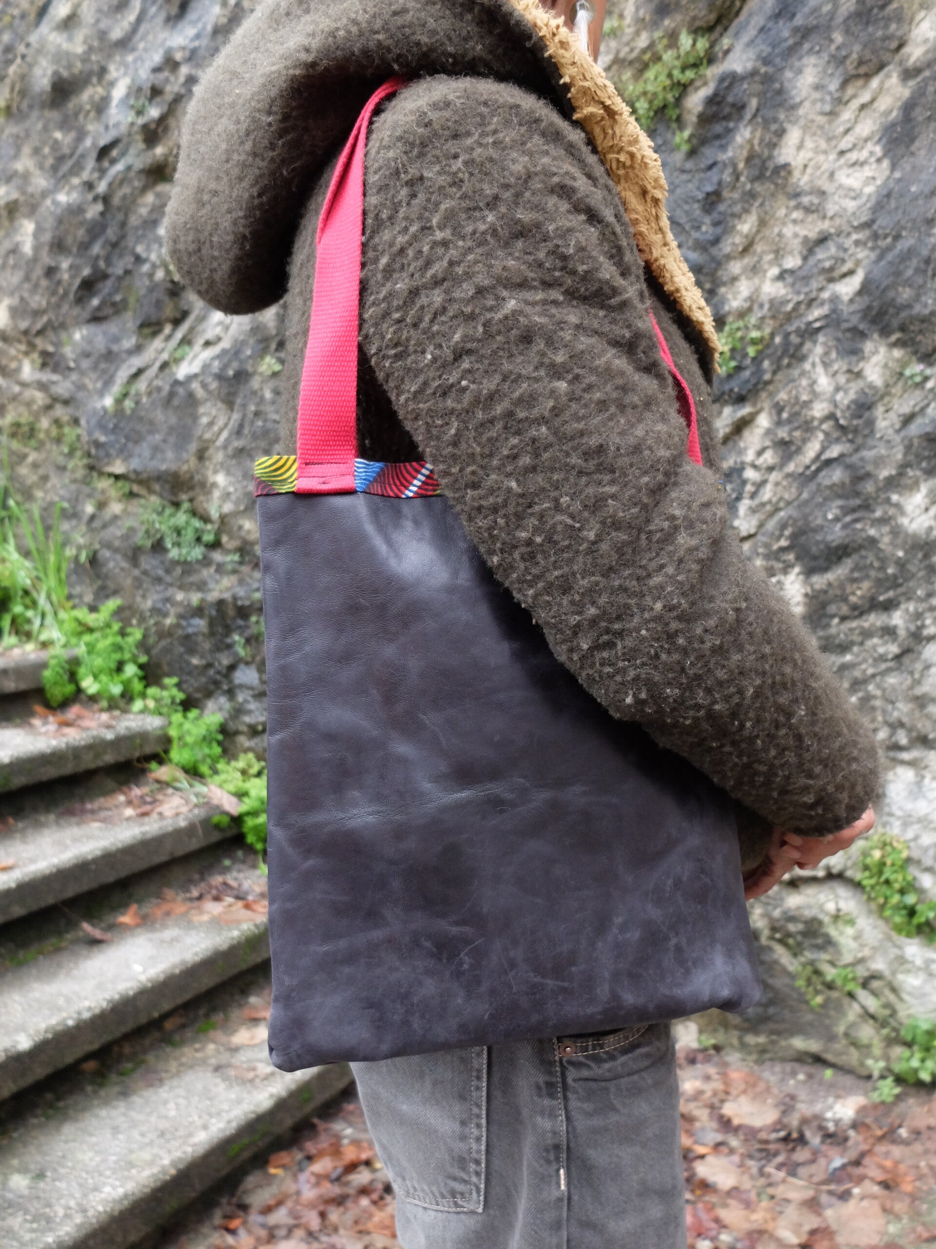 Sac cabas en cuir noir vintage avec porte-monnaie relié par un crochet