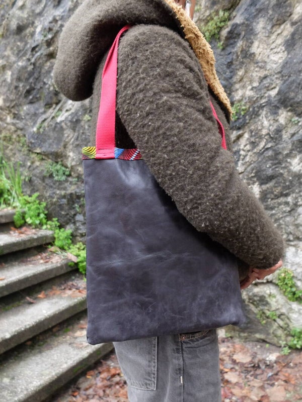Sac cabas en cuir noir vintage avec porte-monnaie relié par un crochet