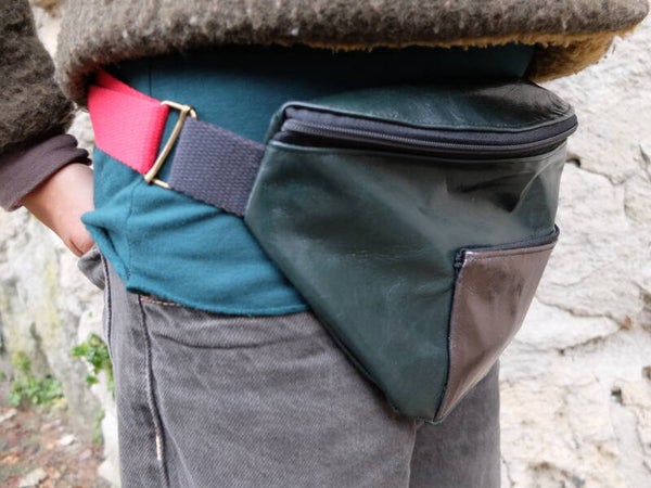 Banane en cuir vert bouteille avec petite pochette à l'avant