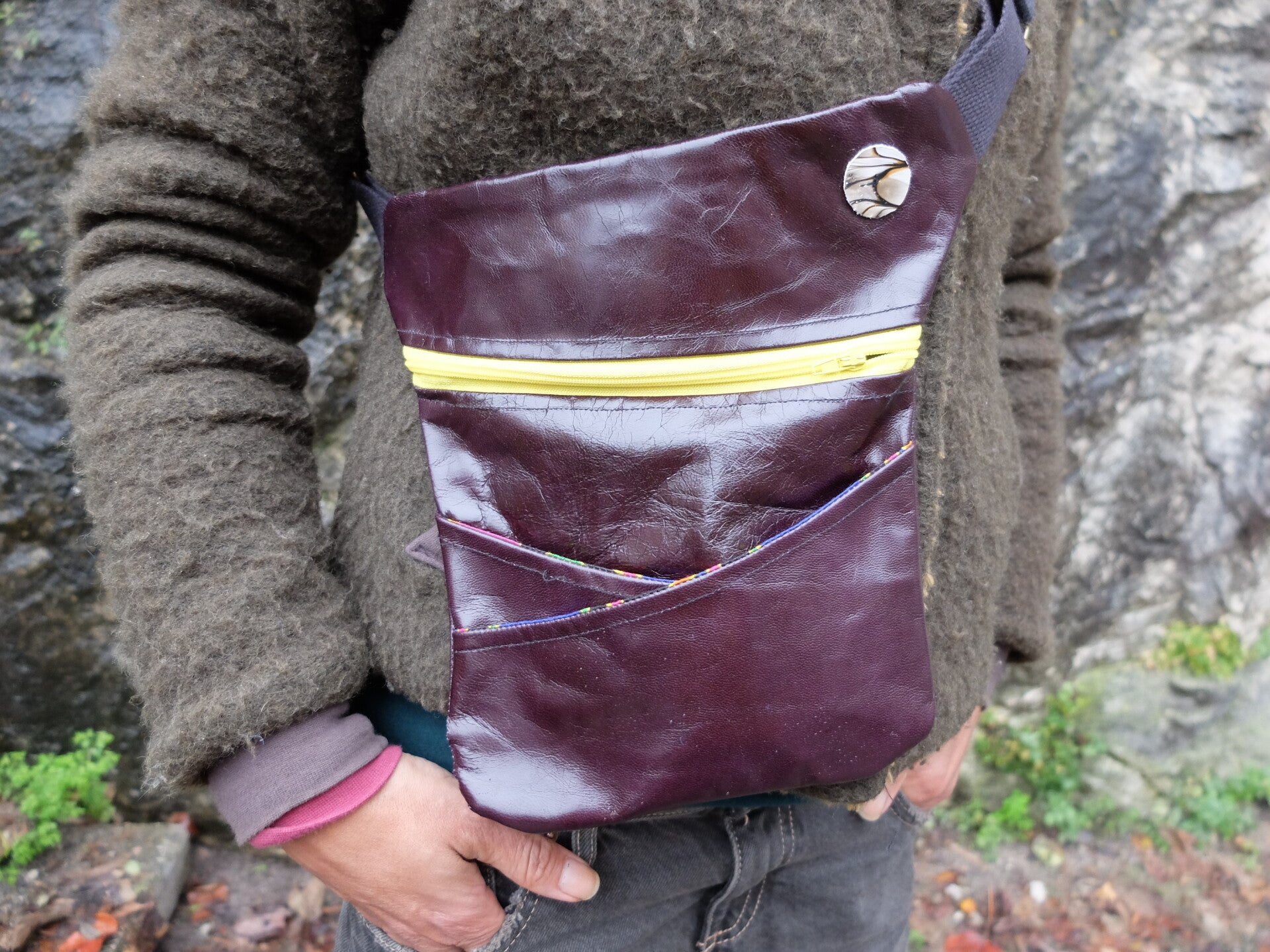 Sacoche en cuir bordeau avec double poche avant