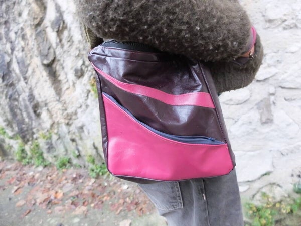 Sacoche forme carrée en cuir bordeaux foncé et fuchsia