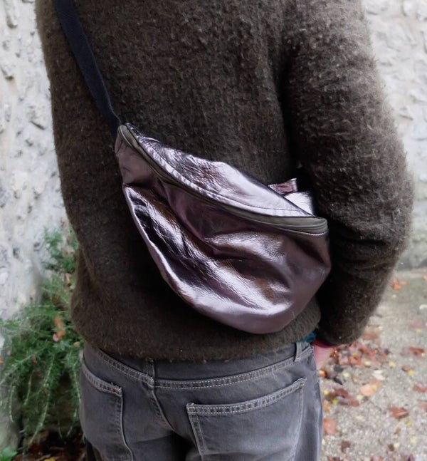 Banane en cuir gris légèrement brillant - grand modèle