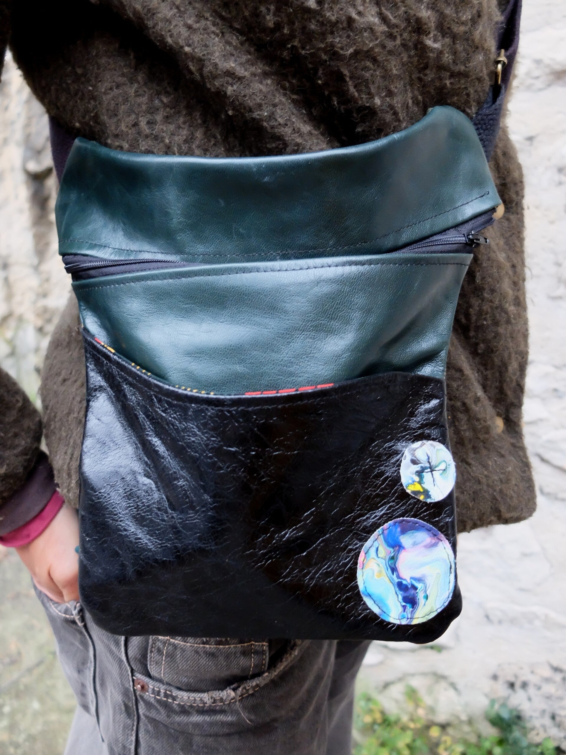 Sacoche en cuir noir et vert bouteille. Poche avant et arière