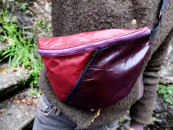 Banane en cuir bordeaux et fuchia. Poche avant