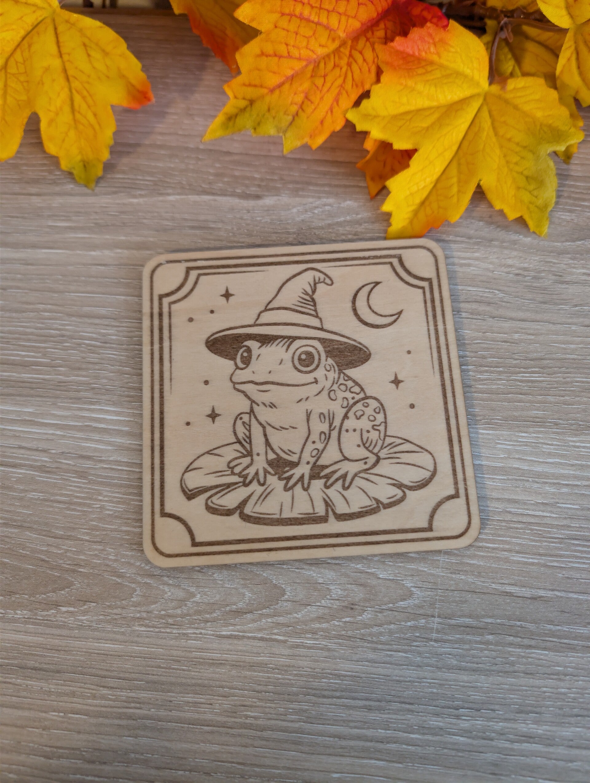 Sous-tasse en bois gravé grenouille,