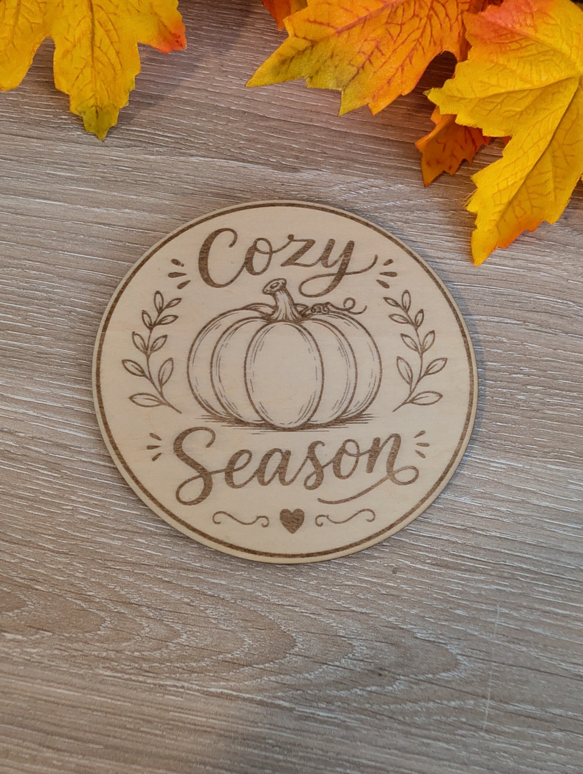 Sous-tasse en bois gravé cozy season