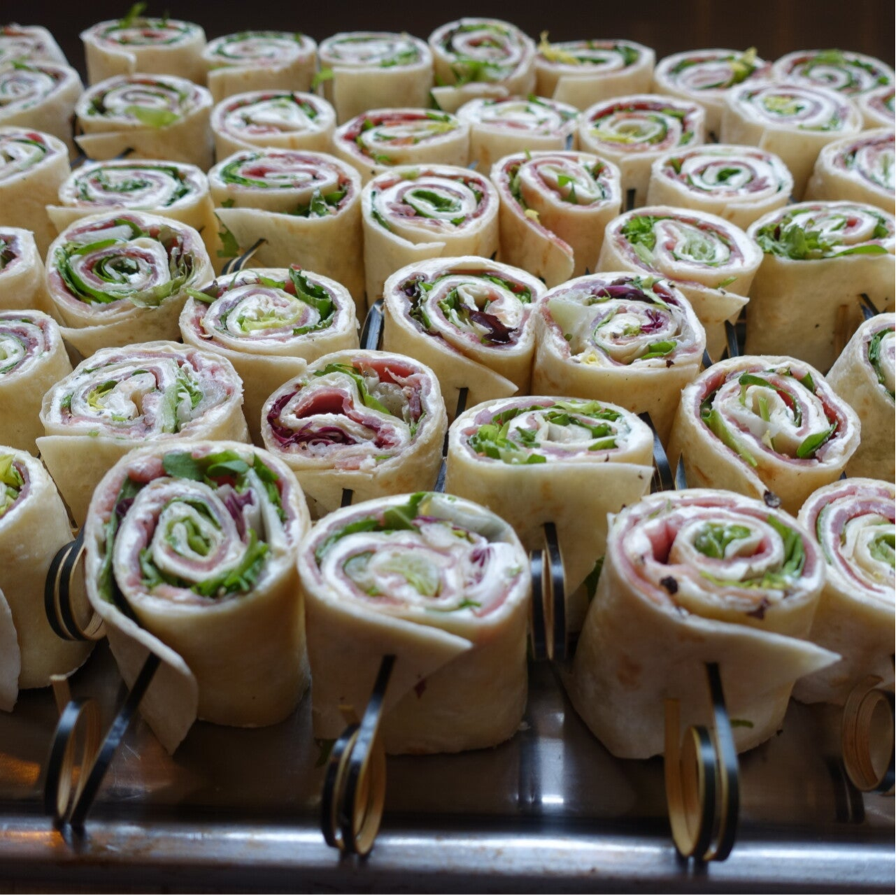 Wraprolletje serranoham met rucola en roomkaas (per 5)