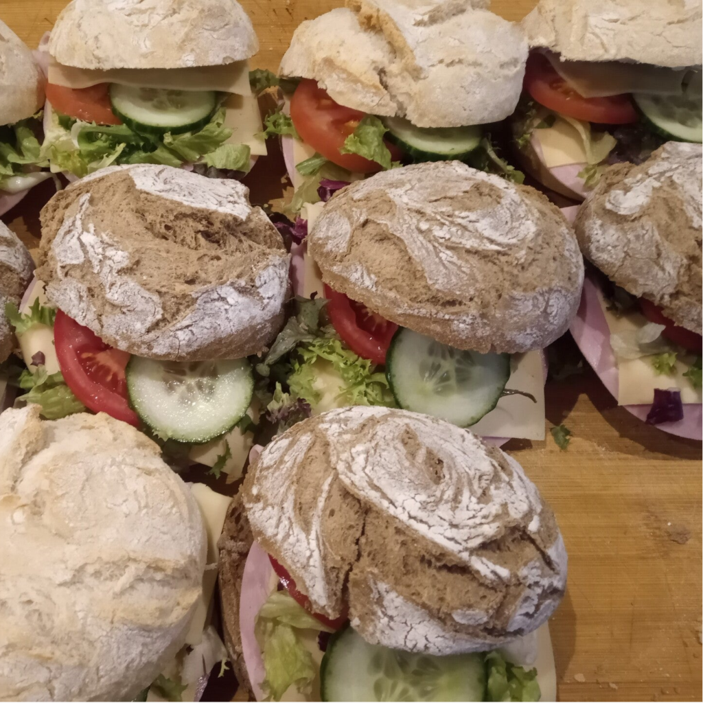 Twee broodjes met soep