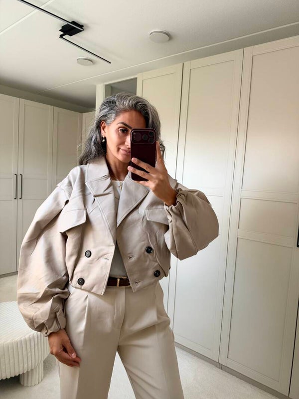 Beige cropped jas