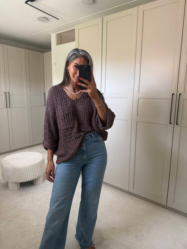 Oversized V-Neck Knit Bruin
