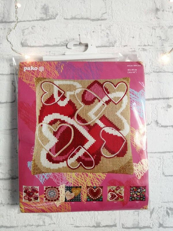 Hartjes op een bruine achtergrond  -  Pako borduurkussen