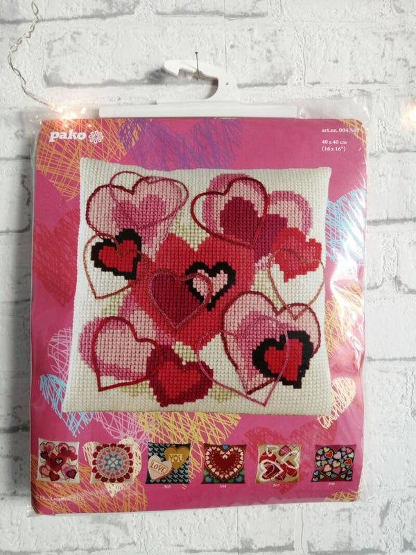 Hartjes op een lichte achtergrond  -  Pako borduurkussen