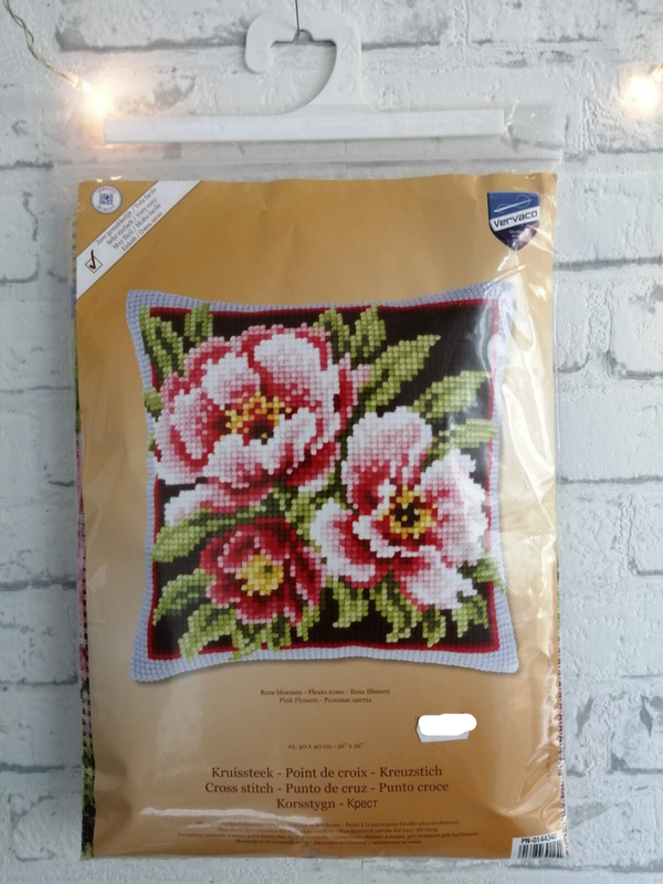 Roze bloemen  -  Vervaco borduurkussen