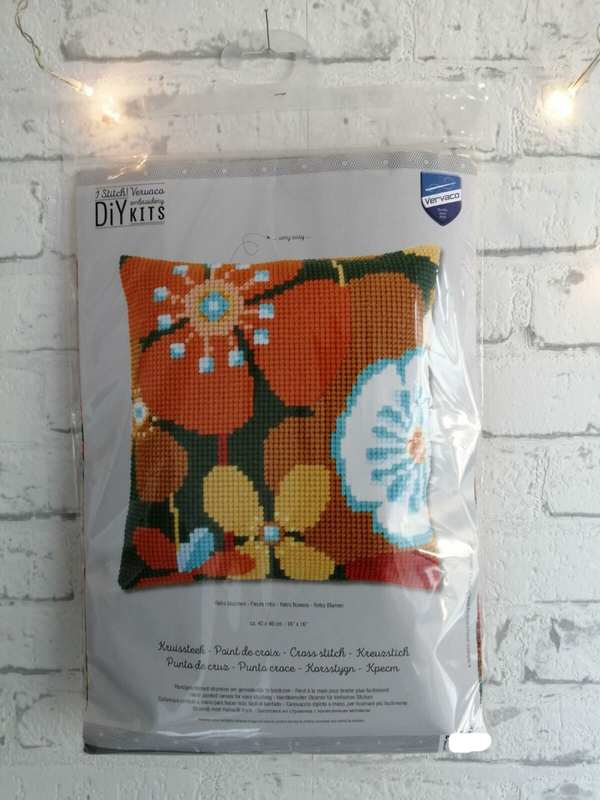 Retro bloemen II  -  Vervaco borduurkussen