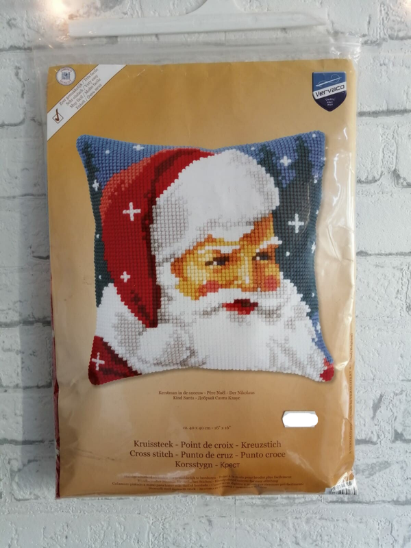 Kerstman in de sneeuw  -  Vervaco borduurkussen