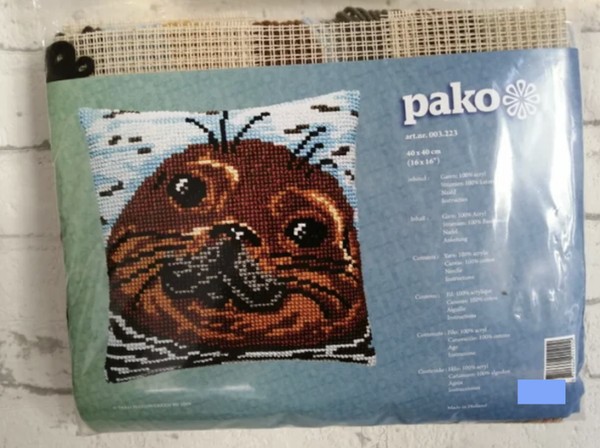 Zeehond  -  Pako borduurkussen
