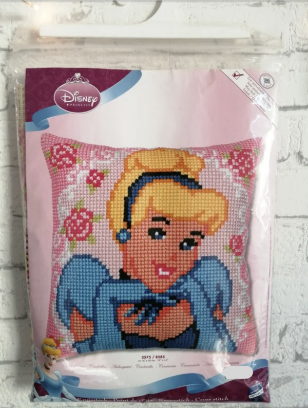 Assepoester  -  Vervaco borduurkussen