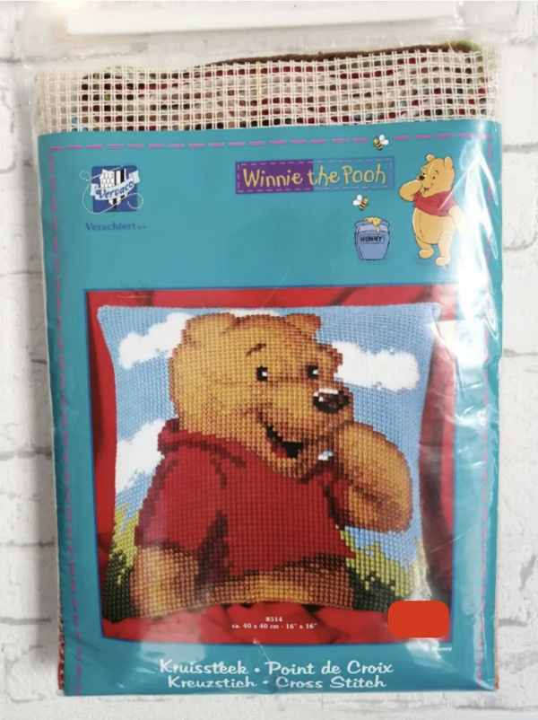 Lachende Winnie the Pooh  -  Vervaco borduurkussen