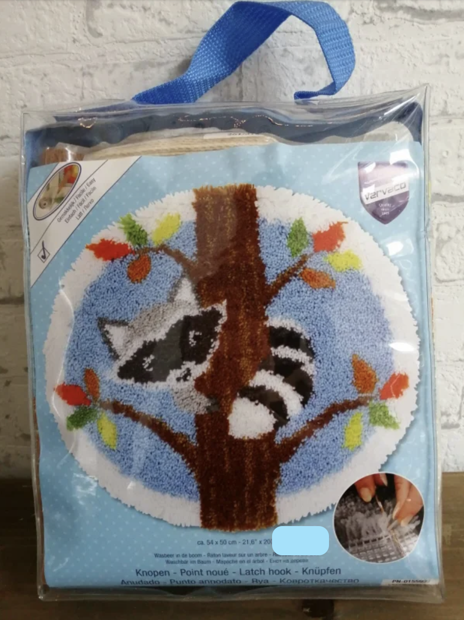 Wasbeer in de boom  -  Vervaco knooptapijt