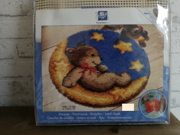 Beertje op de maan  -  Vervaco knooptapijt
