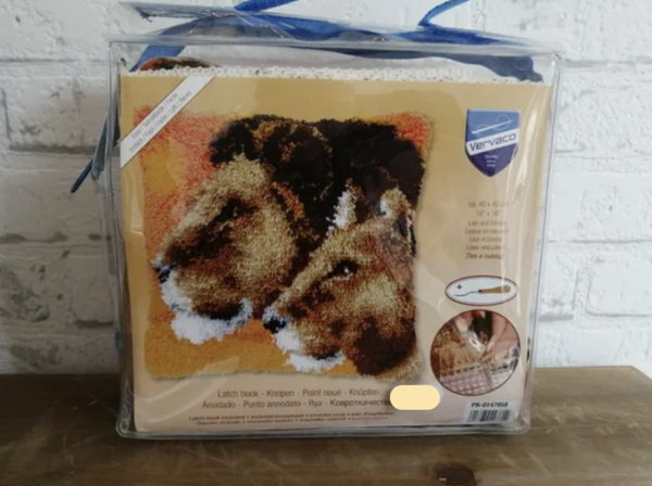 Leeuw en leeuwin  -  Vervaco knoopkussen