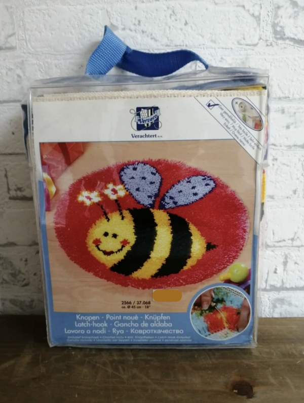 Zoemend bijtje  -  Vervaco knooptapijt