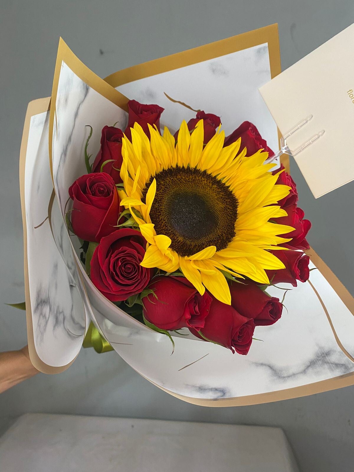 12 rosas + 1 girasol