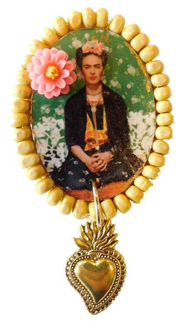 Broche Frida K met hart bedel, geel