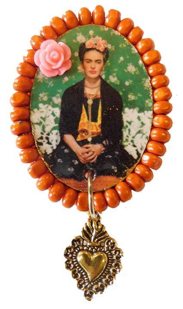 Broche Frida K met hart bedel, oranje