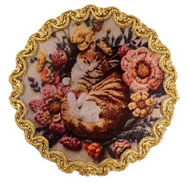 Broche Slapende kat tussen bloemen