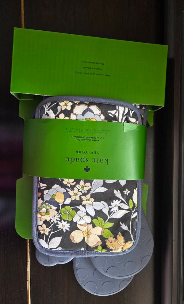 Kate spade rubbersilicon oven mitts 4 peice