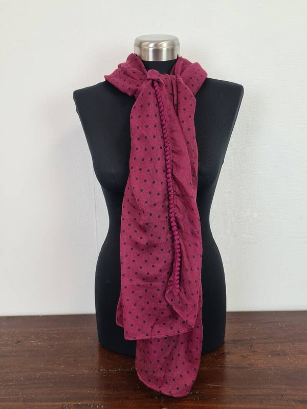 Sjaal bordeauxrood met stippen