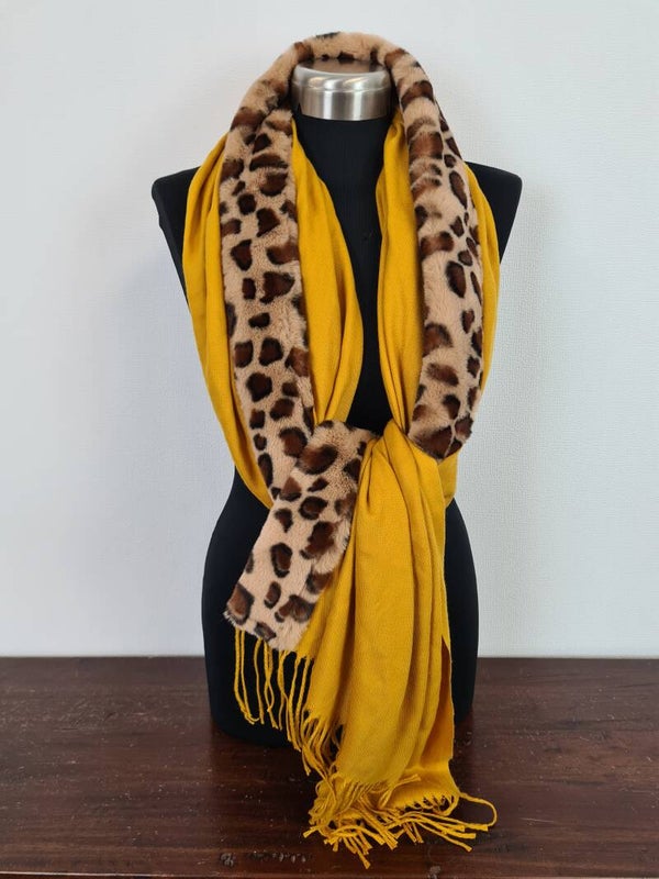 Sjaal geel met panter rand