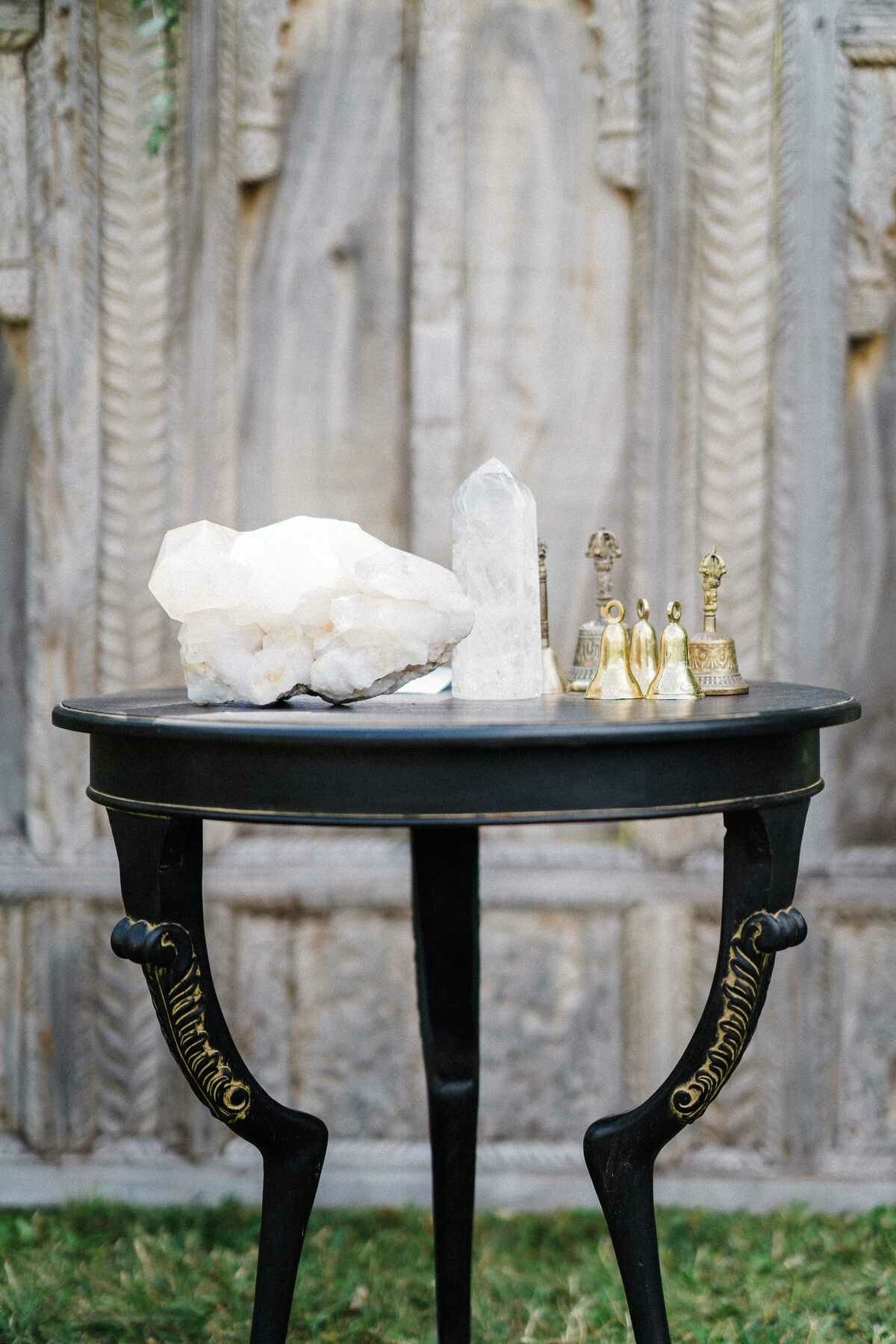 13 Cool ways to decorate with crystals / Inspiration | Laurie Bessems