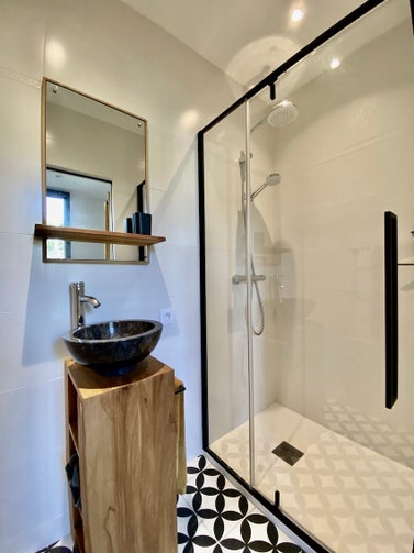 mini salle de douche agencement d'espace At home Habitat à Sanary sur Mer dans le Var Architecte d'intérieur