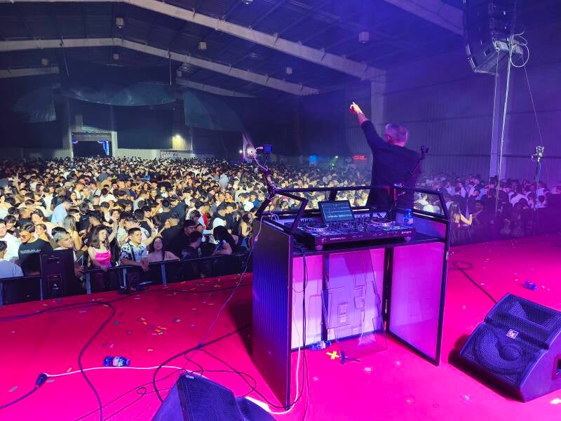 DJ RENE MARTIN CON EL PUBLICO