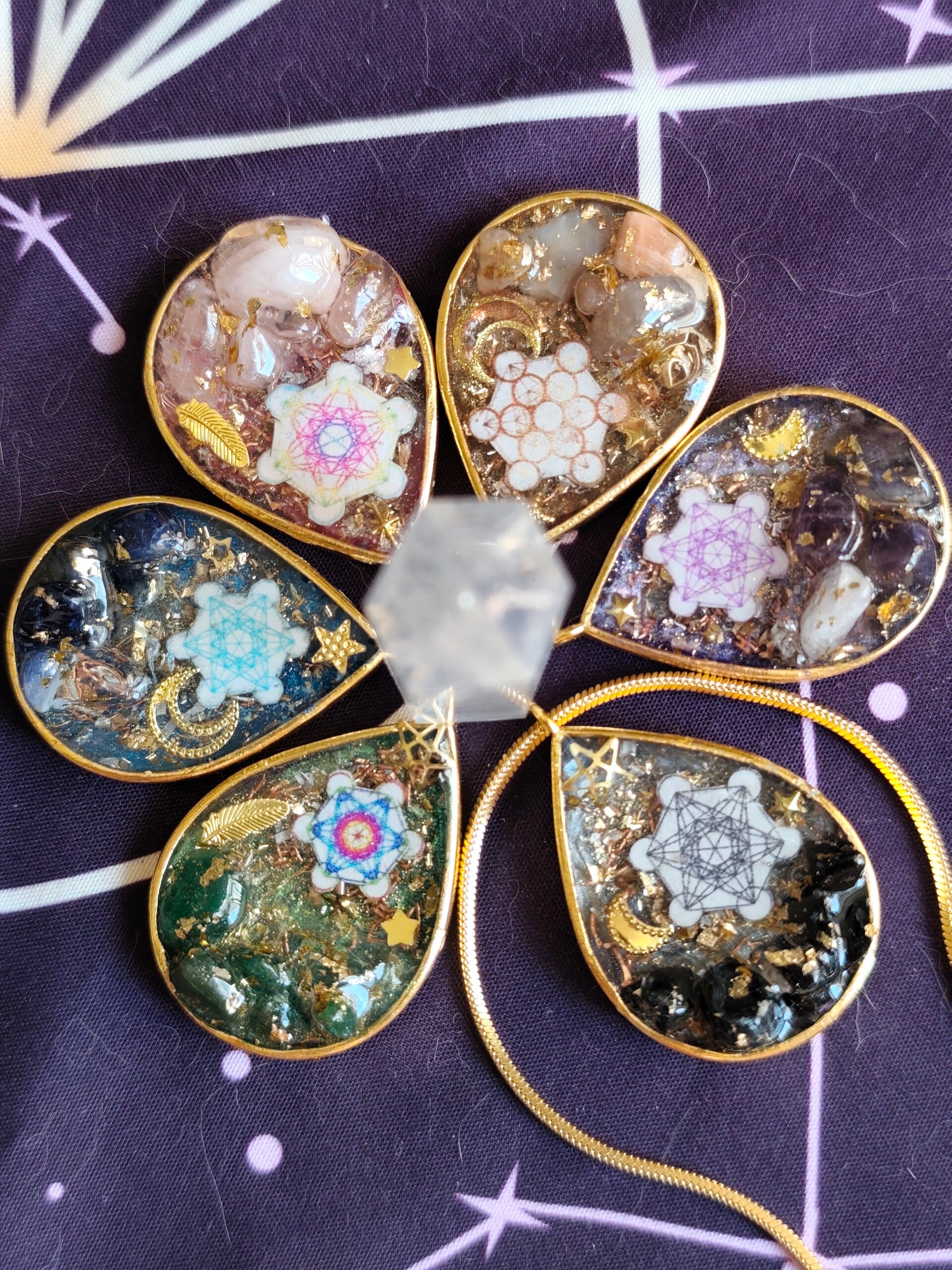 PENDENTIF GOUTTE "SANS OPTION PRENOM" ORGONITE CUBE DE METATRON (Version Argenté ou Doré)