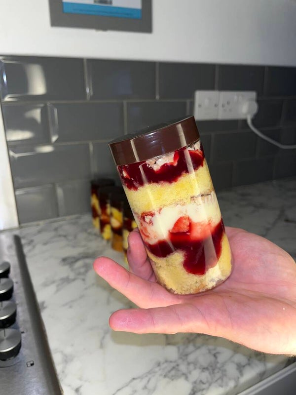 Jammy dodgers sponge cake pot