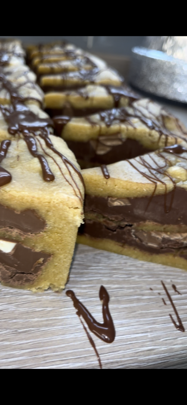 Slices of cookie pie (choose flavour)