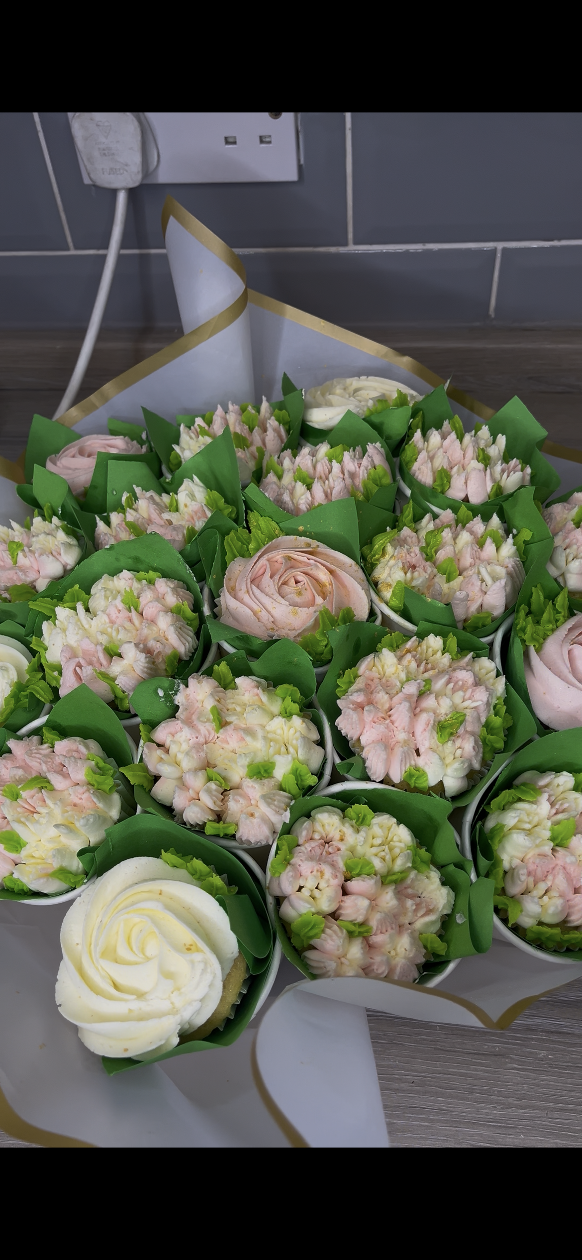 Large cupcake flowers (19)