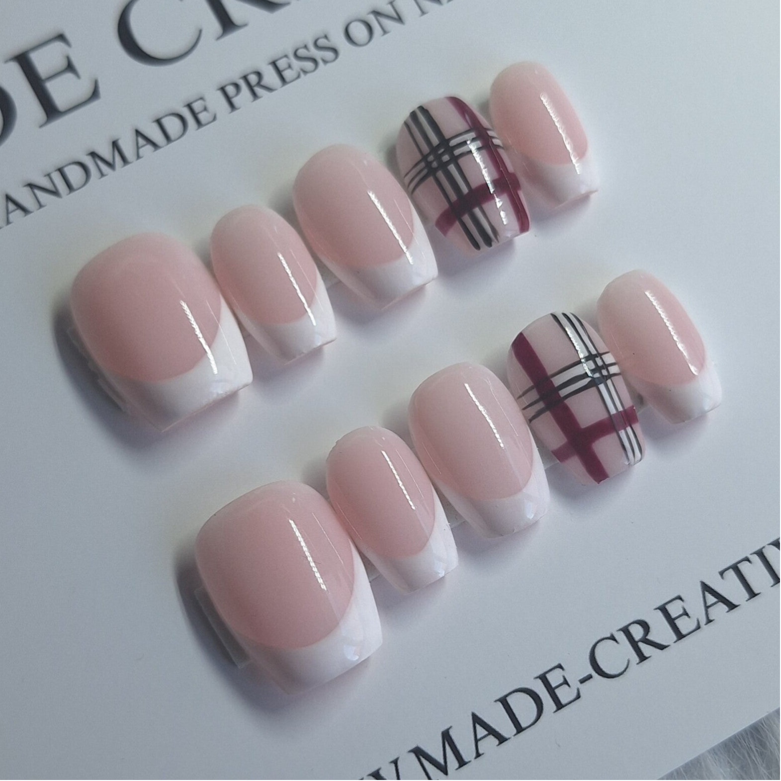 French manicure ruiten patroon.