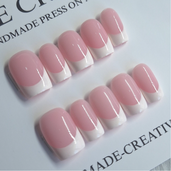 Klassieke french manicure roze basis.