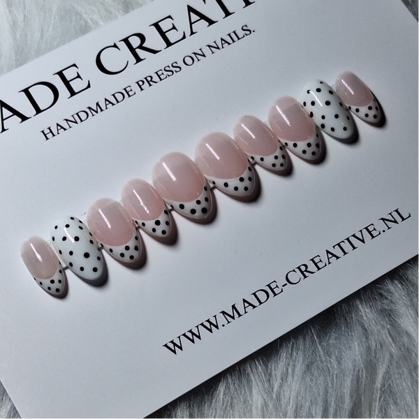 Wit met zwarte polka dots.