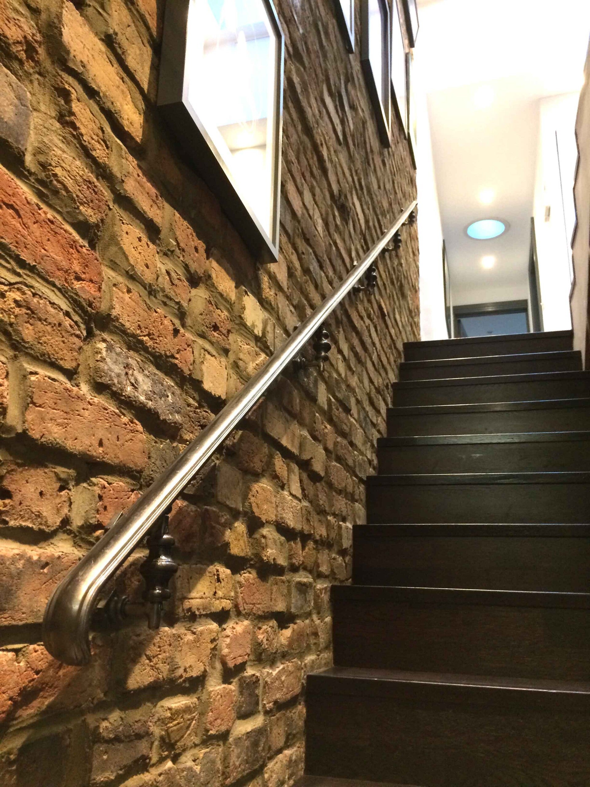 handrail-on-brickwork-standard-ttb9zf.jpg