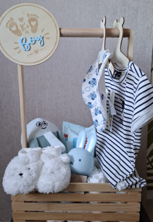 Baby basket cadeau met hangertjes