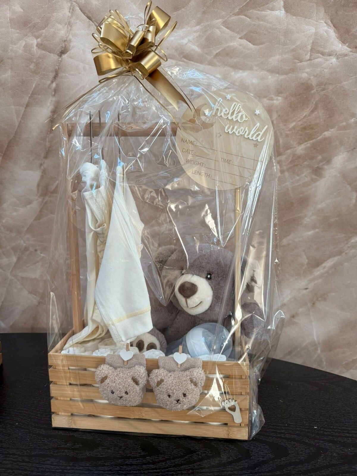 Baby basket met bruine beer