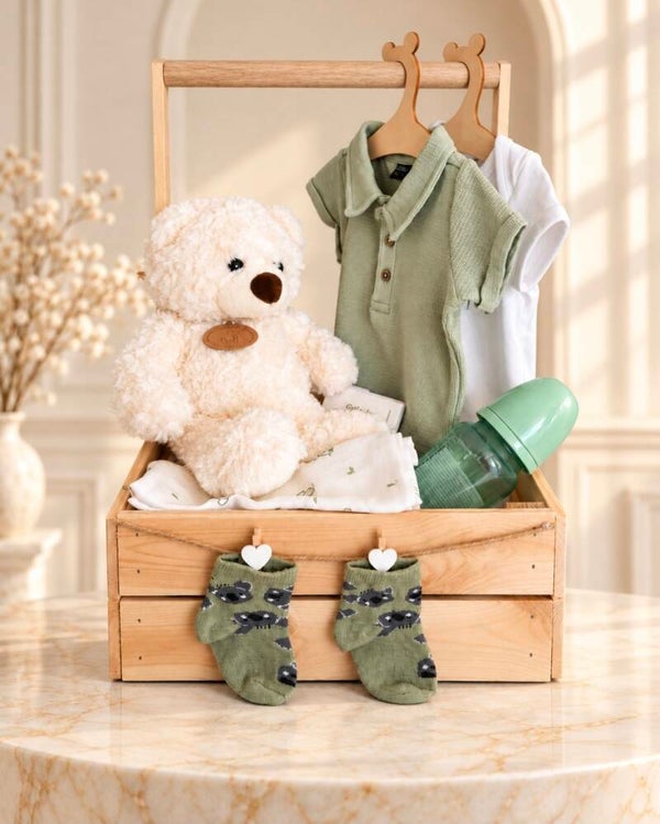 Baby basket met hangertjes en kleertjes