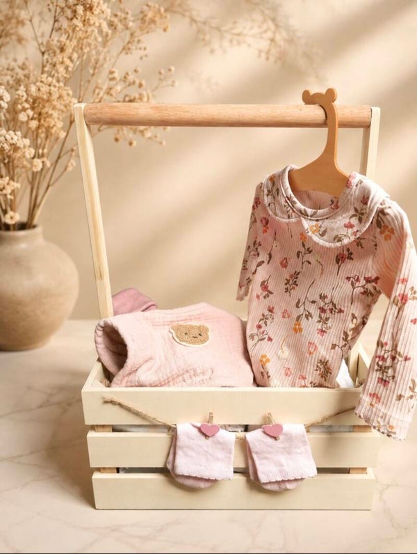 kleine houtenbasket met hangertje met kleertjes meisje