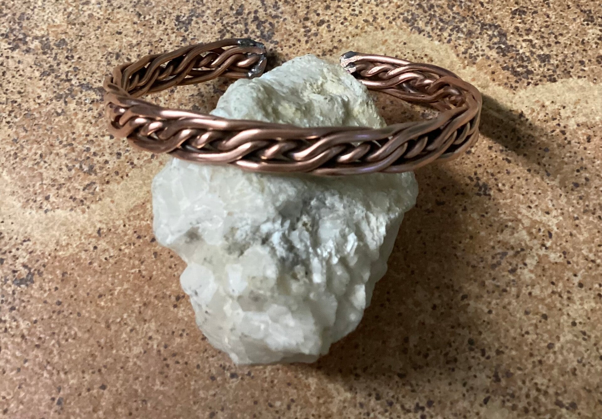 Gedraaid en verwevend koperen armband